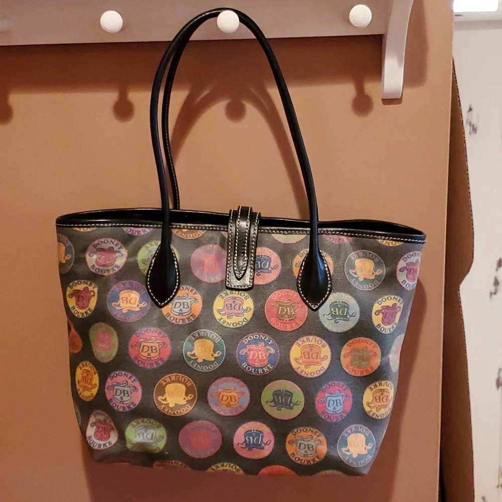 Dooney & Bourke Black Medallion Vintage Tote ✨️Host Pick✨️ - Picture 3 of 13
